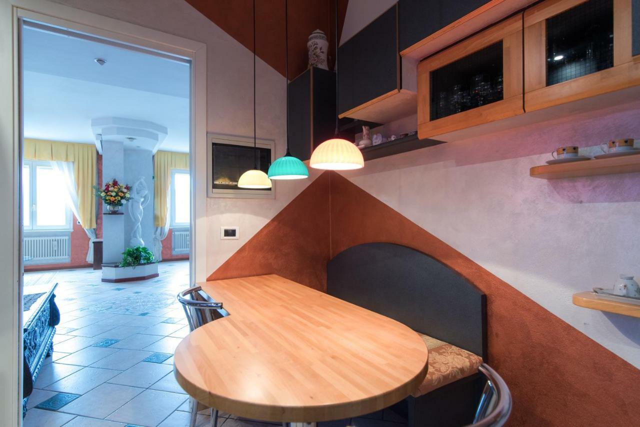 Lo Specchio Sul Lago - The House Of Travelers Como Exterior photo