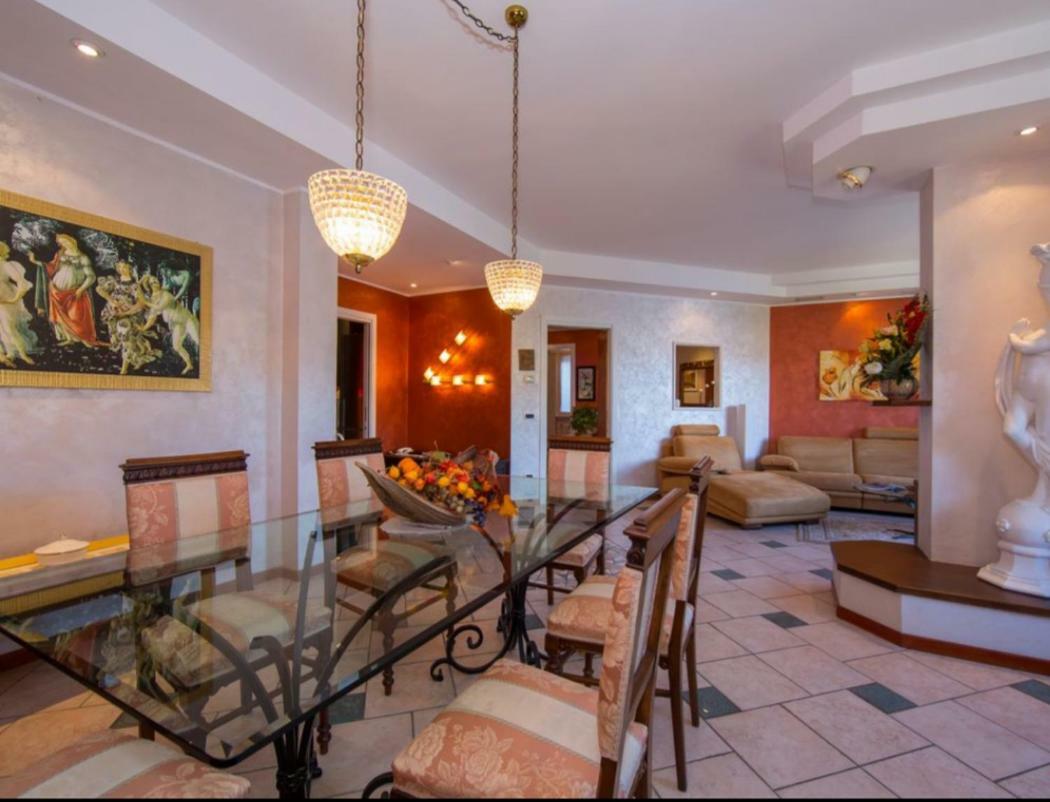 Lo Specchio Sul Lago - The House Of Travelers Como Exterior photo